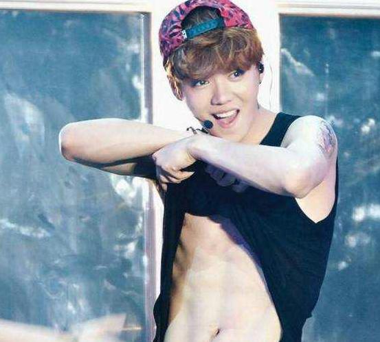 娱乐圈男神秀肌肉哪家强？吴京胡歌霸气，网友：鹿晗在搞笑？