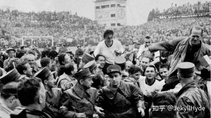 关于足球的世界冠军杯_世界足球杯的冠军奖杯叫什么_足球杯冠军世界排名榜