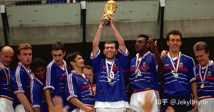 世界足球杯的冠军奖杯叫什么_足球杯冠军世界排名榜_关于足球的世界冠军杯