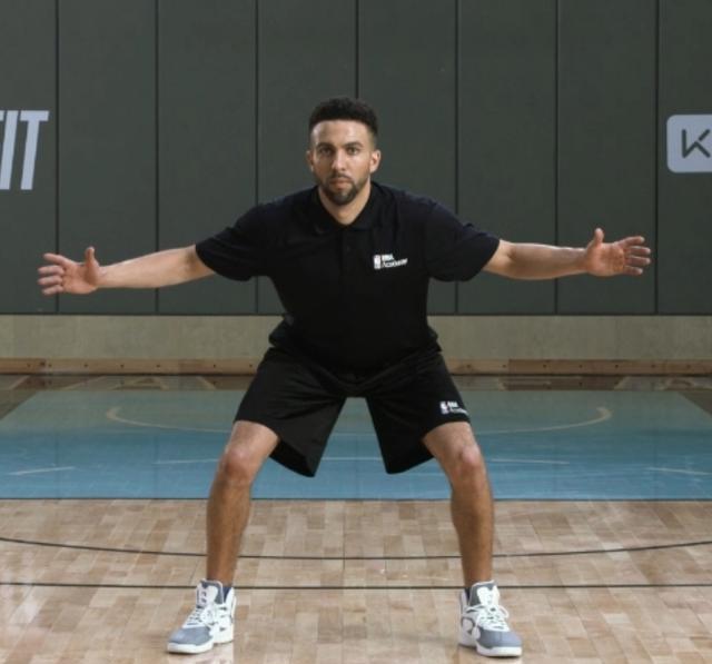 篮球对抗防守犯规_篮球对抗防守人规则图片_篮球防守基本规则