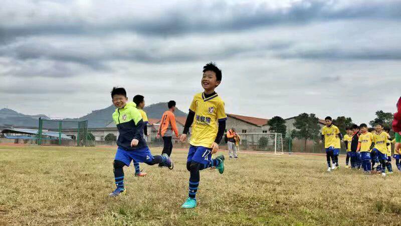 室内人工足球赛规则_足球室内比赛_人工足球场的施工步骤