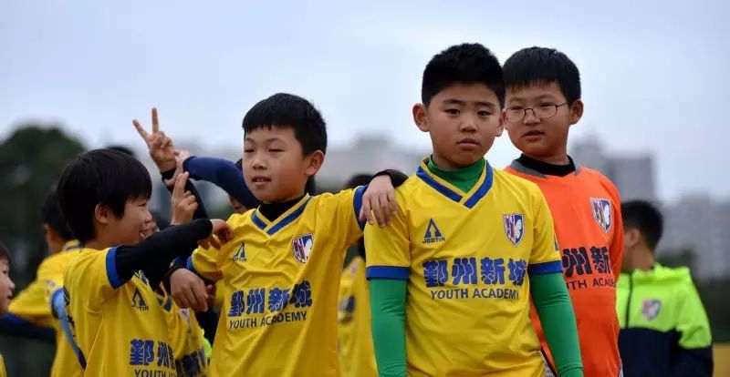 足球室内比赛_室内人工足球赛规则_人工足球场的施工步骤