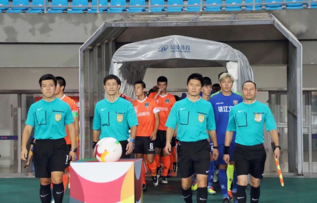 室内人工足球赛规则_人工足球场的施工步骤_人工足球场技术要求