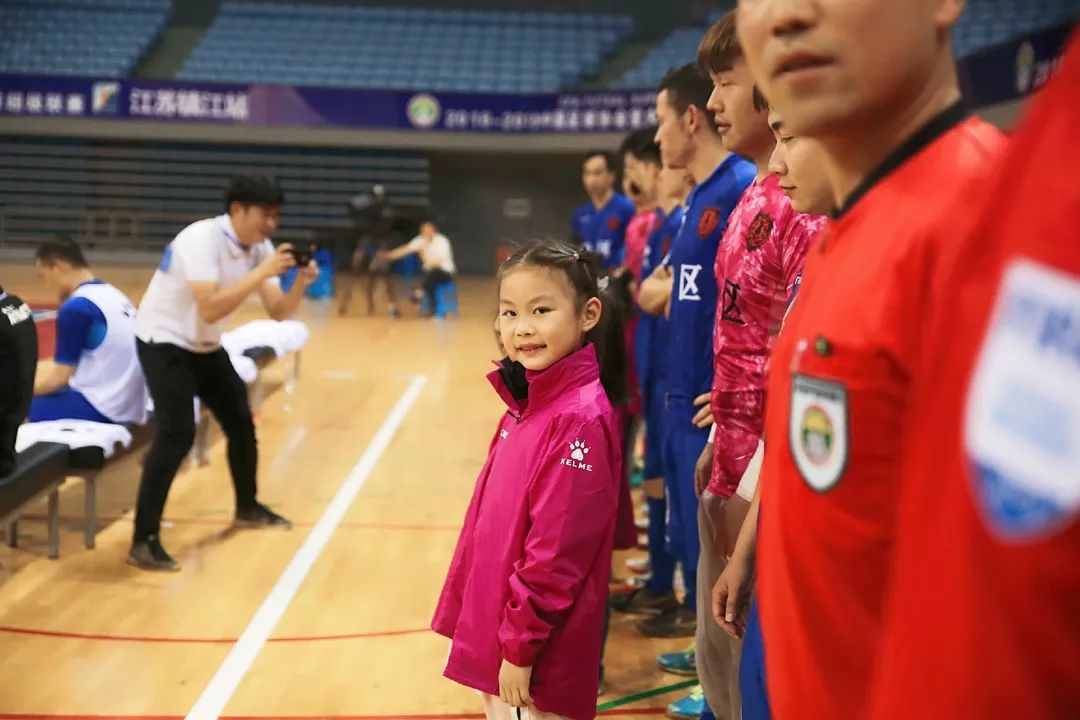 室内人工足球赛规则_人工足球场技术要求_人工足球场的施工步骤