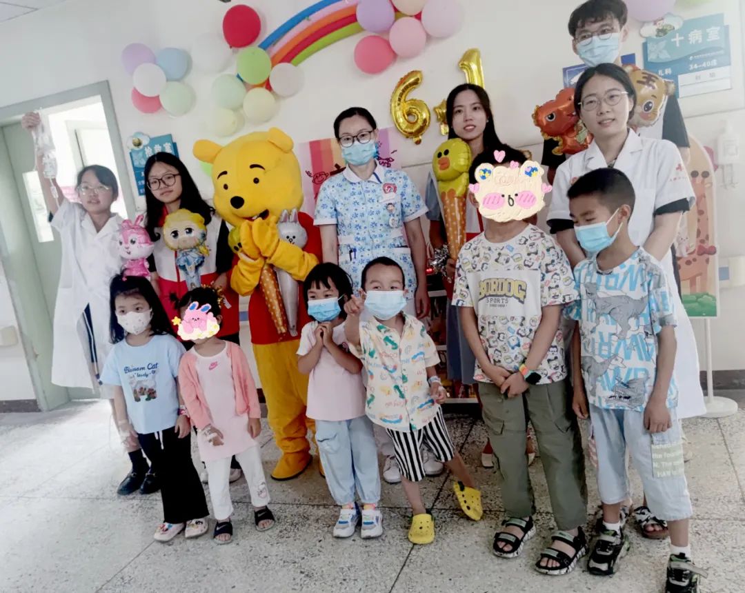 童年粘贴画_童年趣味生活贴纸怎么画_趣味童年贴纸画生活图片