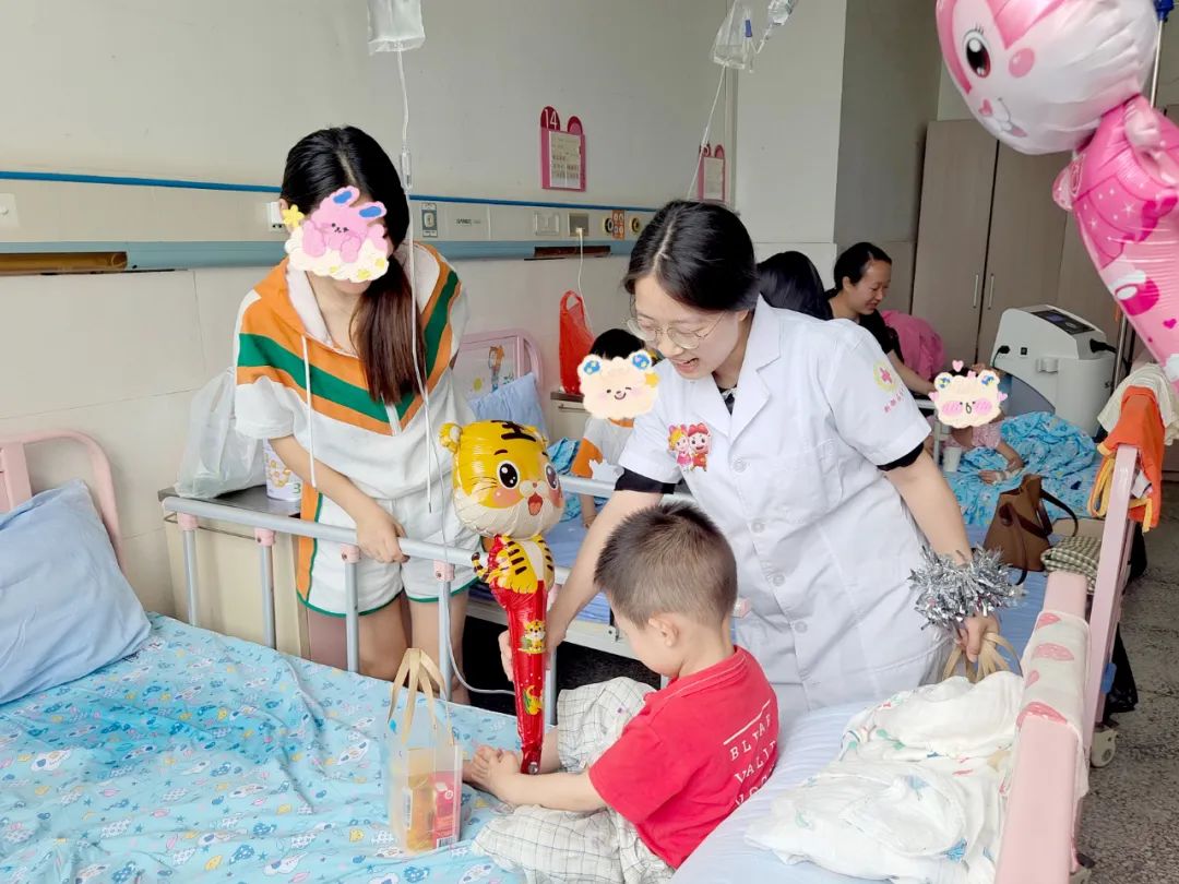 童年粘贴画_童年趣味生活贴纸怎么画_趣味童年贴纸画生活图片