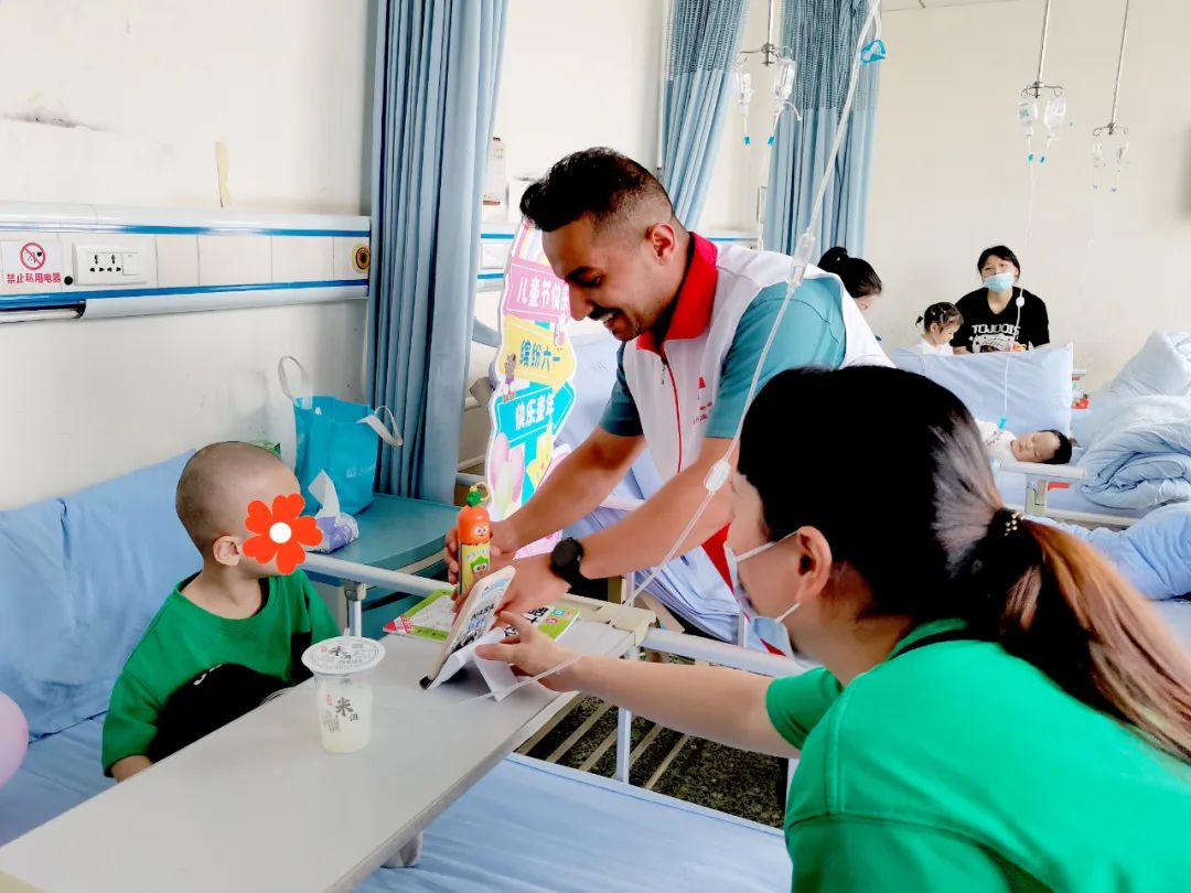 童年粘贴画_童年趣味生活贴纸怎么画_趣味童年贴纸画生活图片