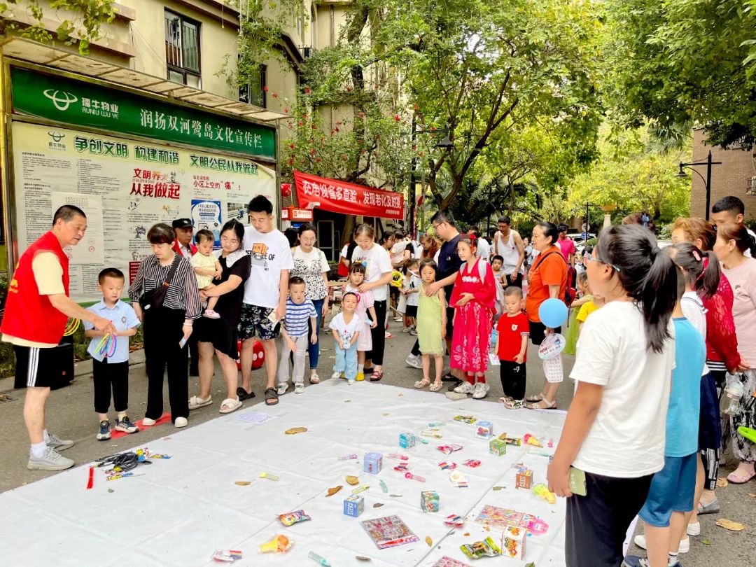 童年粘贴画_趣味童年贴纸画生活图片_童年趣味生活贴纸怎么画