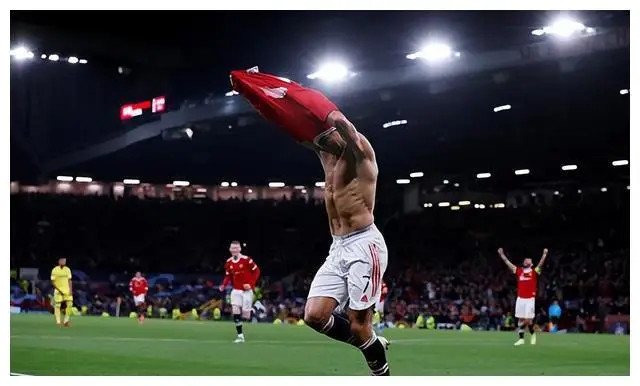 足球裁判的依据是什么_足球8人裁判规则是什么_足球裁判怎么称呼