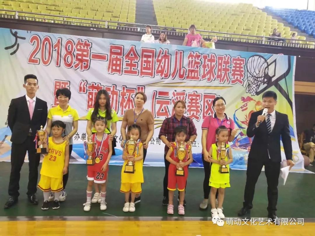 篮球换手算不算合球_篮球规则拿球换手_篮球如何换手