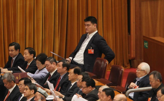 举重冠军街头乞讨_前举重冠军街头卖艺_举重冠军流落街头