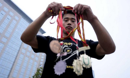 举重冠军流落街头_举重冠军街头乞讨_前举重冠军街头卖艺