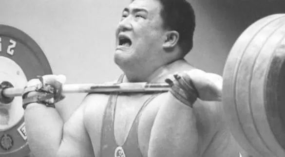 举重冠军流落街头_举重运动员街头卖艺_前举重冠军街头卖艺