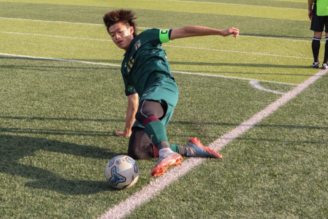 男孩足球比赛冠军_足球男孩冠军比赛图片_足球男孩儿