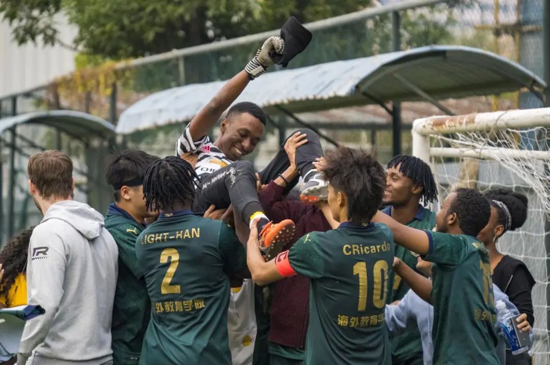 足球男孩冠军比赛图片_足球男孩儿_男孩足球比赛冠军