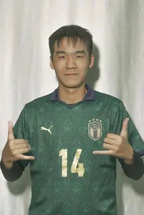 足球男孩儿_足球男孩冠军比赛图片_男孩足球比赛冠军