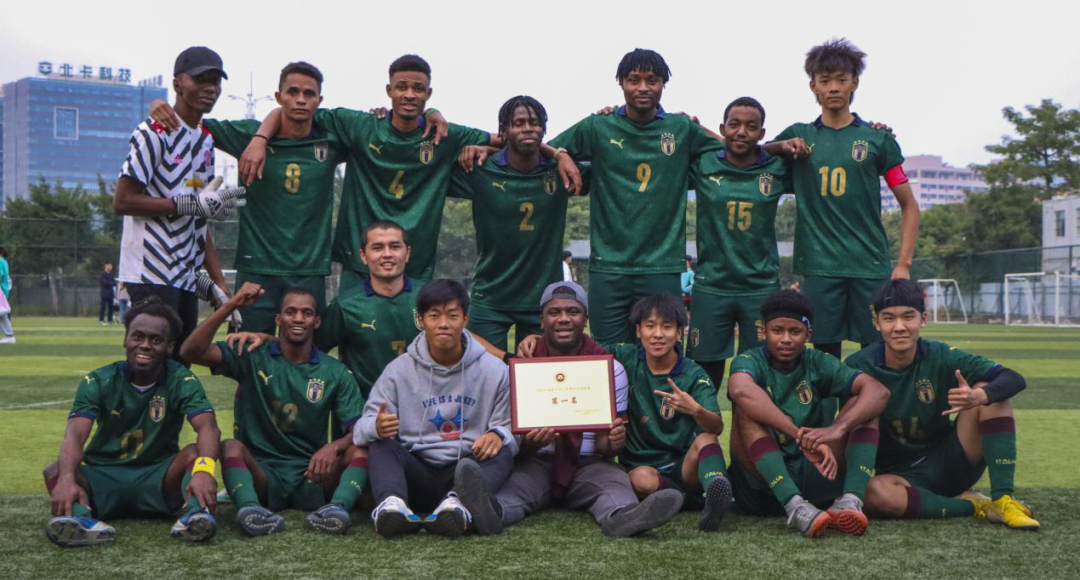 男孩足球比赛冠军_足球男孩儿_足球男孩冠军比赛图片