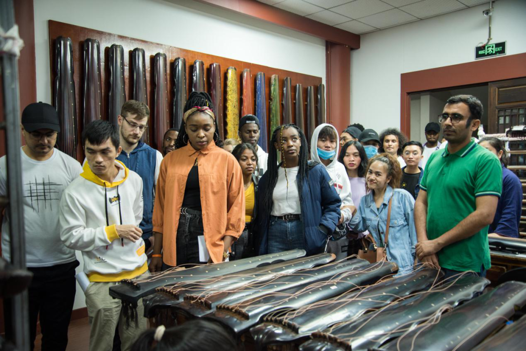 男孩足球比赛冠军_足球男孩冠军比赛图片_足球男孩儿