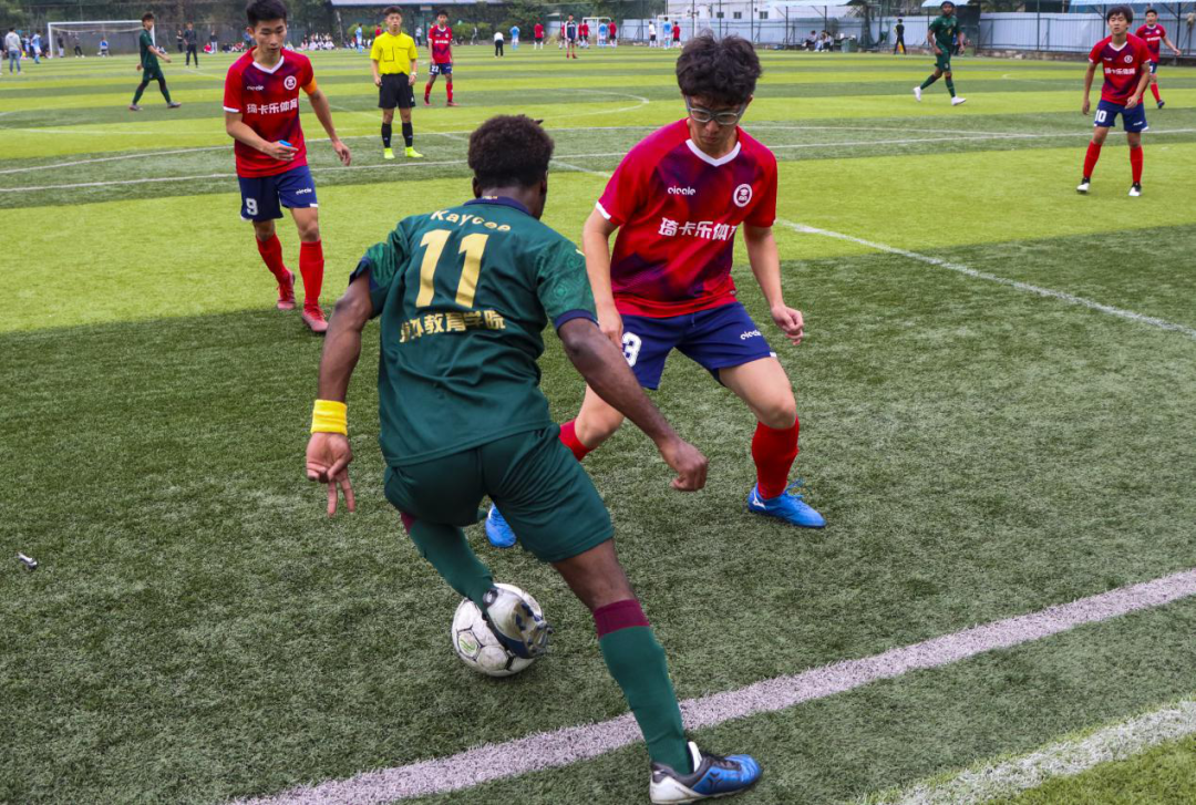 男孩足球比赛冠军_足球男孩儿_足球男孩冠军比赛图片