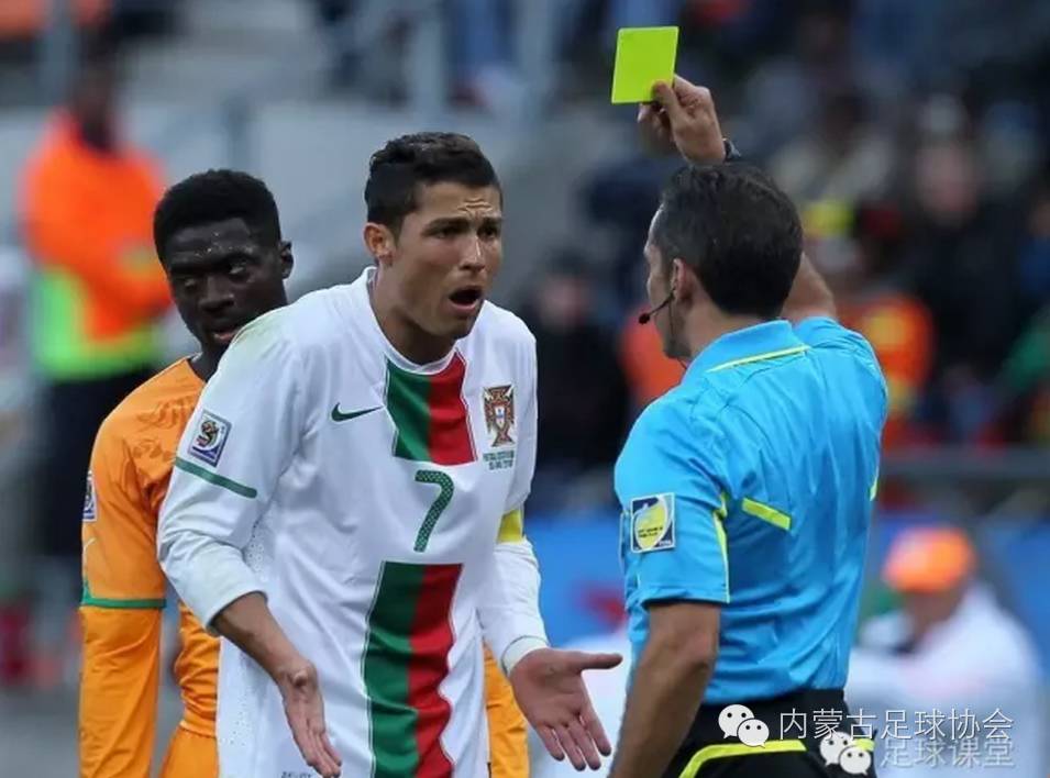 守门员扑救动图_足球守门员扑救5球规则_守门员经典扑救视频