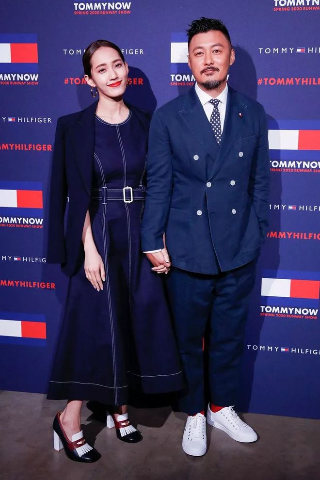 西服搭运动鞋_运动搭西服_西服搭运动裤