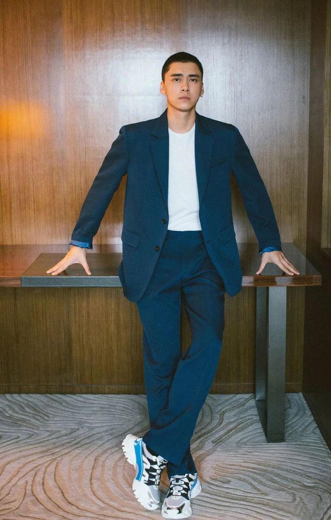 西服搭运动裤_运动搭西服_西服搭运动鞋