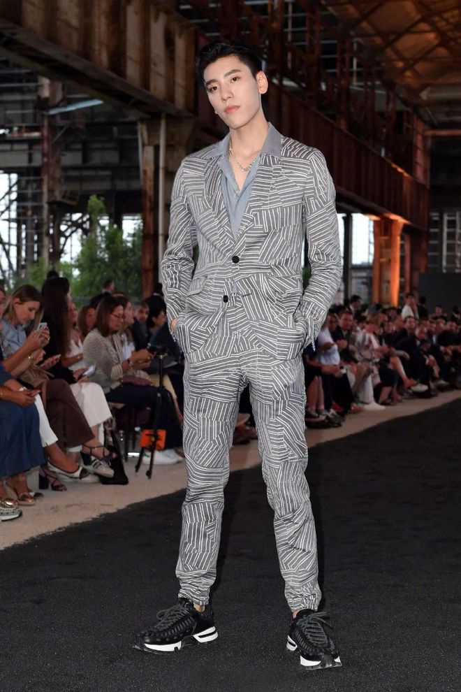 运动搭西服_西服搭运动鞋_西服搭运动裤