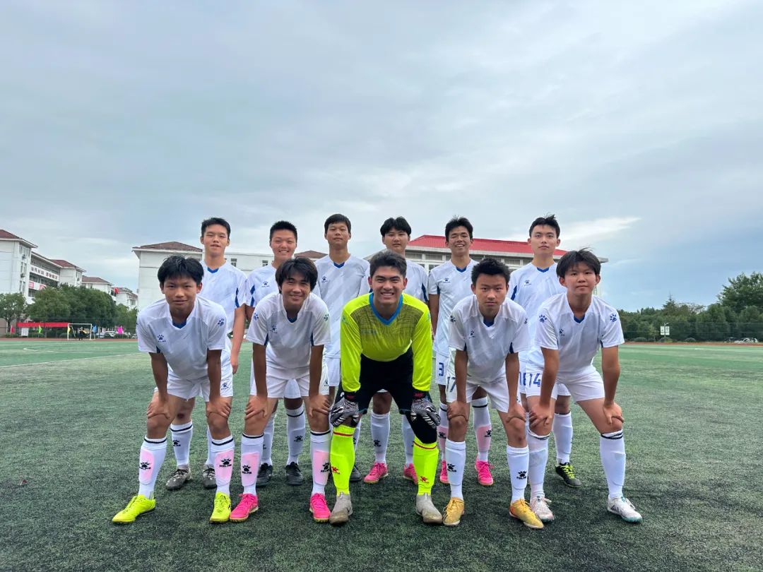 校园足球联赛冠军_足球校园冠军奖杯图片_校园足球冠军奖杯