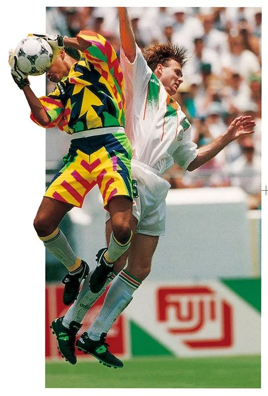 如何学打足球比赛规则图片_足球规则图片比赛打学生视频_足球规则大全视频教程