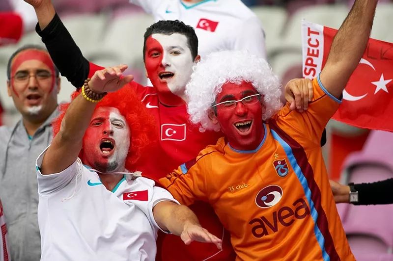 足球规则图片比赛打学生视频_如何学打足球比赛规则图片_足球规则大全视频教程