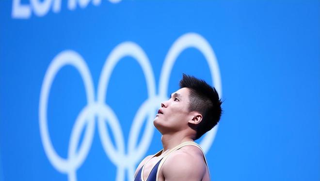 举重冠军吕小军视频_举重吕小军世界纪录_吕小军举重冠军瞬间