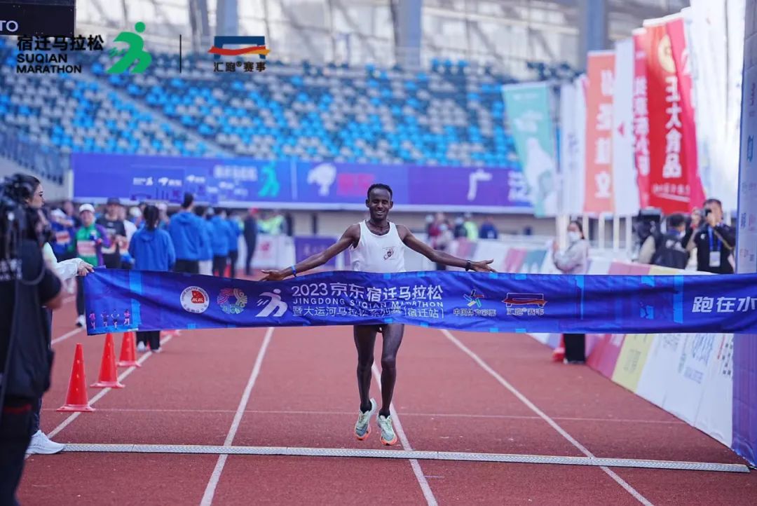 马拉松提供水的地方叫什么_马拉松水站间隔多少_马拉松 水站