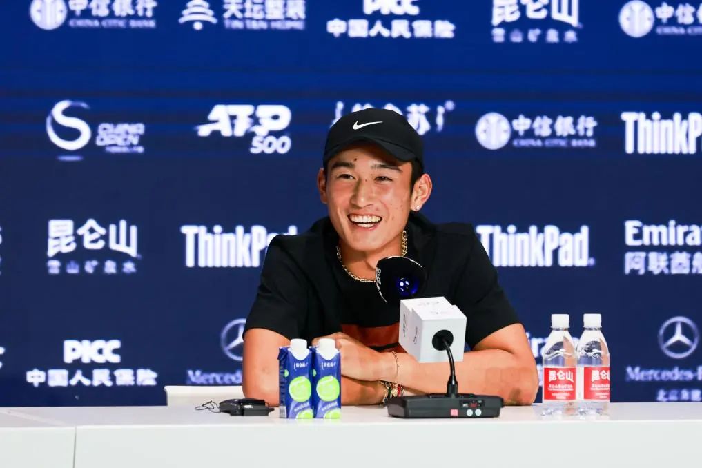 世界游泳冠军梁顺添_女游泳世界冠军梁_游泳运动员梁