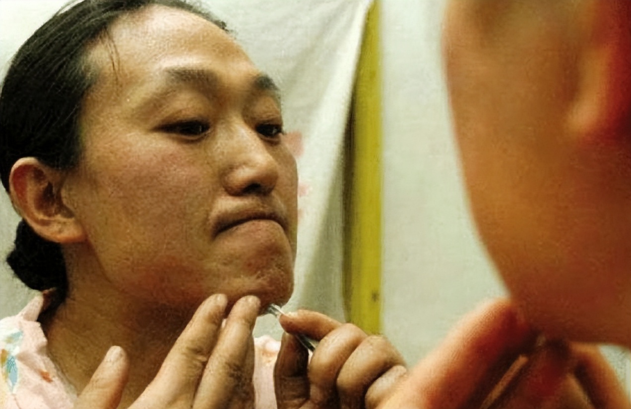 举重冠军去搓澡_举重冠军沦落街头_沦落成搓澡的举重冠军