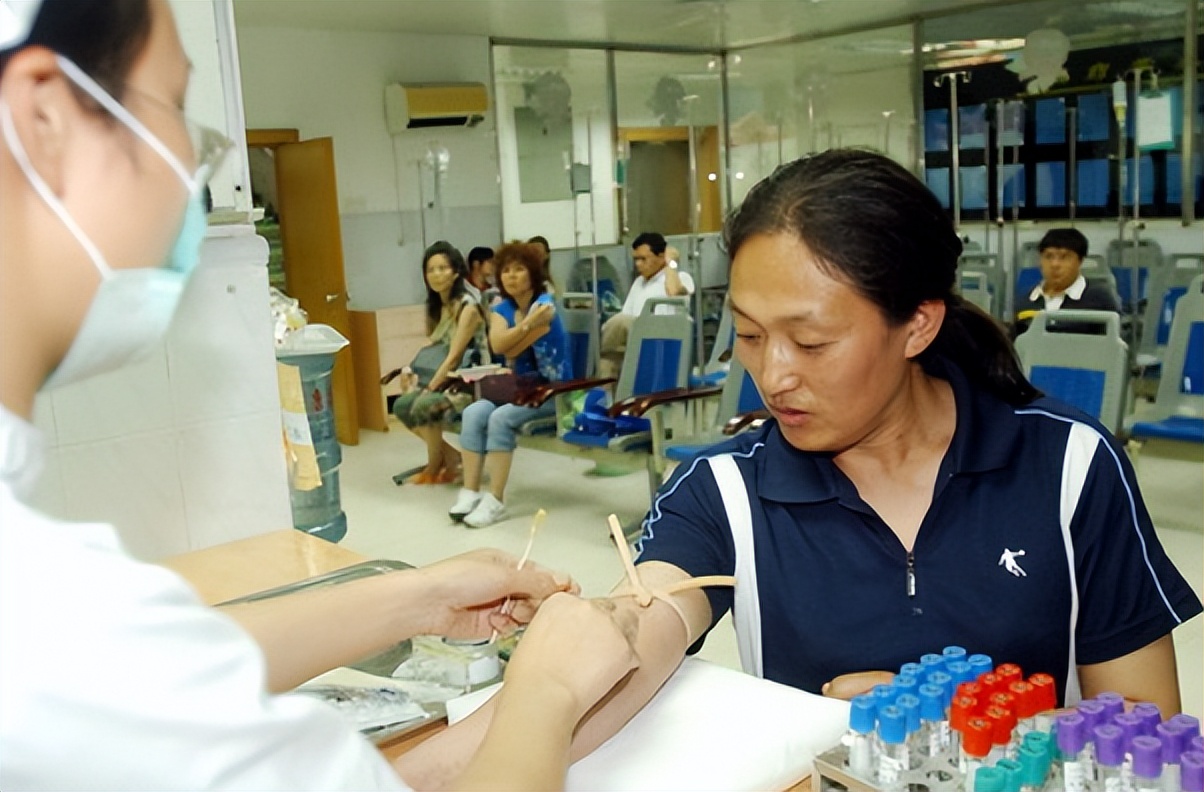 举重冠军去搓澡_举重冠军沦落街头_沦落成搓澡的举重冠军