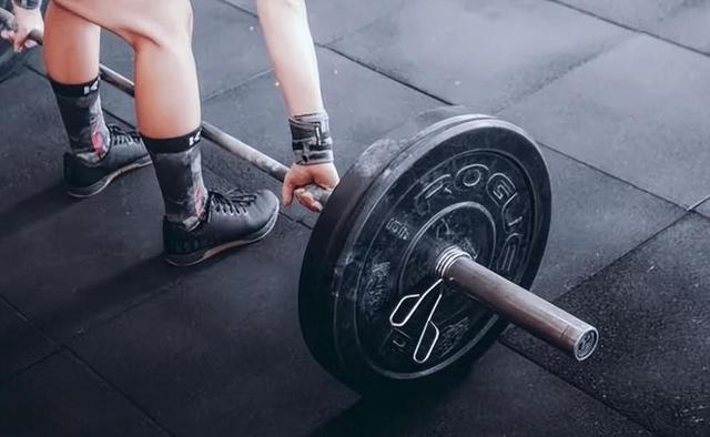 沦落成搓澡的举重冠军_举重冠军视频_举重冠军沦落街头