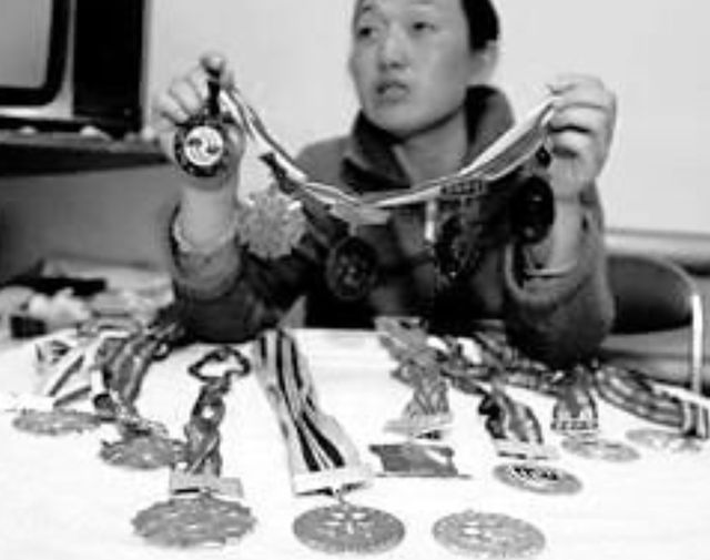 举重冠军视频_举重冠军沦落街头_沦落成搓澡的举重冠军