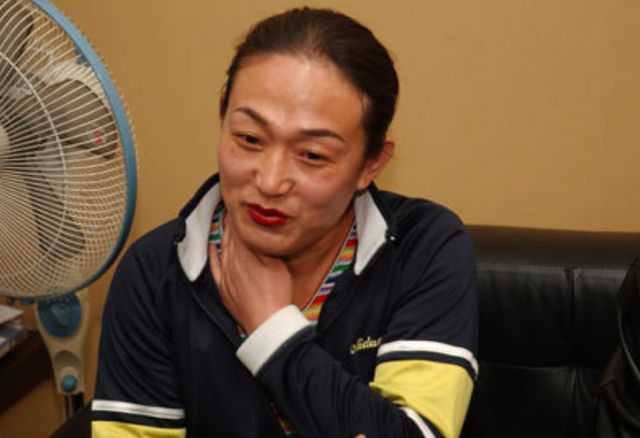 举重冠军视频_举重冠军沦落街头_沦落成搓澡的举重冠军