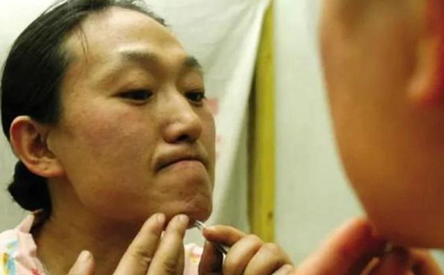 举重冠军沦落街头_沦落成搓澡的举重冠军_举重冠军视频