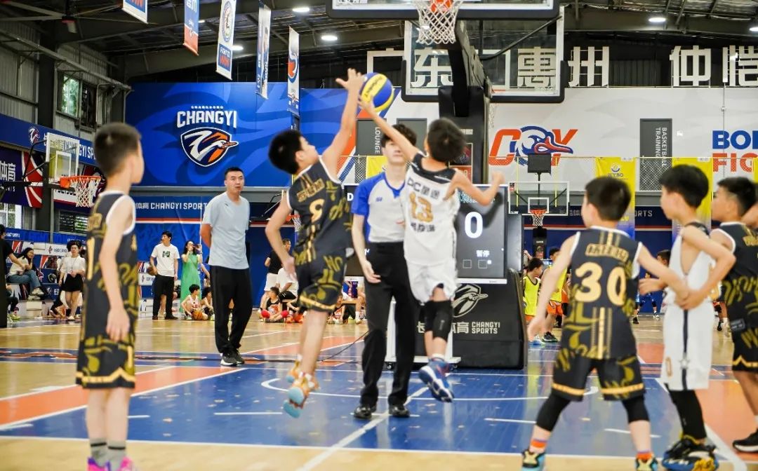 蓝球判罚手势_篮球裁判手势连罚规则视频_篮球裁判手势违例