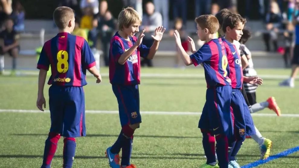 世界杯期间如何通过亲子活动提升孩子足球兴趣与青训重要性解析